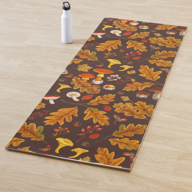 Tapis De Yoga Champignons forestiers et flore d'automne sur brun (En situation)