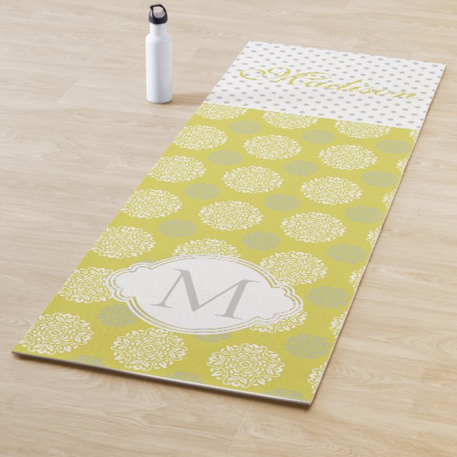 Tapis De Yoga Chartreuse et gris tendance Monogram Yoga Mat (En situation)