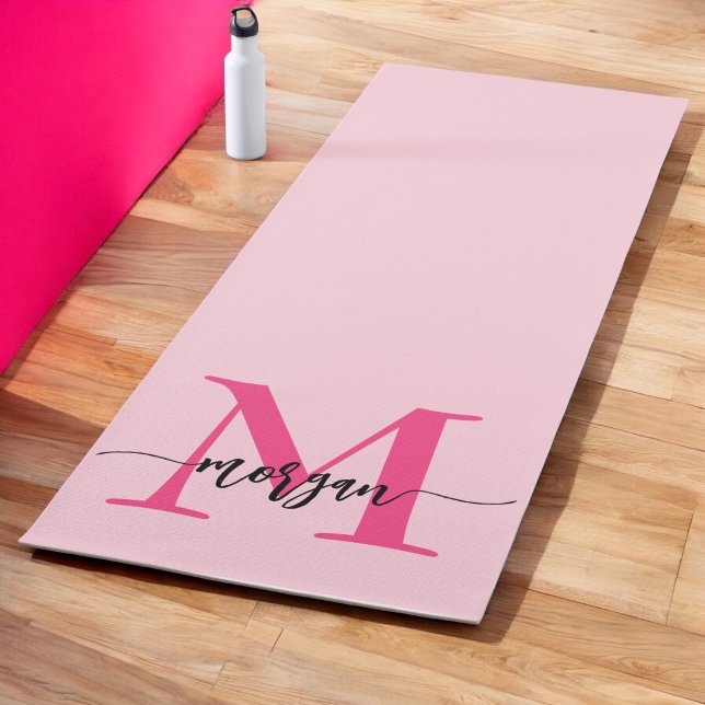 Tapis De Yoga Chaud rose moderne Script Girl Monogramme Nom (Créateur téléchargé)