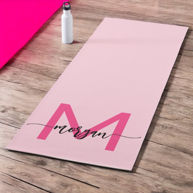 Tapis De Yoga Chaud rose moderne Script Girl Monogramme Nom (Créateur téléchargé)