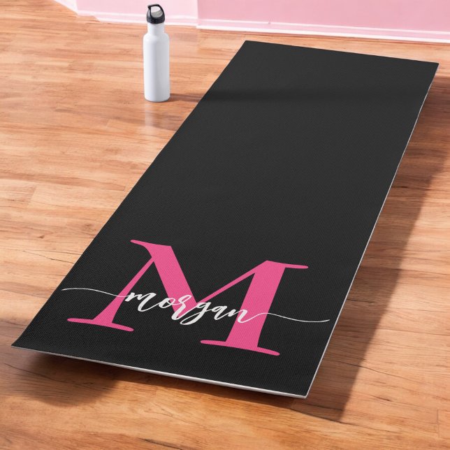 Tapis De Yoga Chaud rose noir moderne Script Girl Monogramme Nom (Créateur téléchargé)