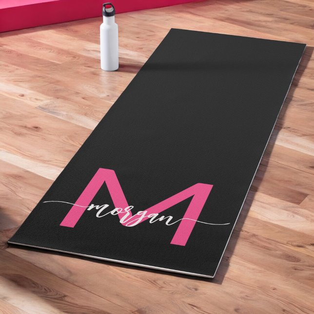 Tapis De Yoga Chaud rose noir moderne Script Girl Monogramme Nom (Créateur téléchargé)