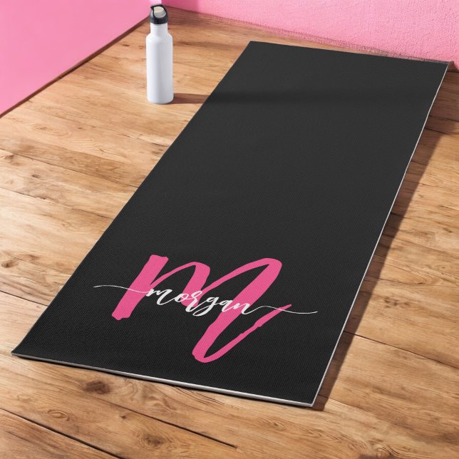 Tapis De Yoga Chaud rose noir moderne Script Girl Monogramme Nom (Créateur téléchargé)