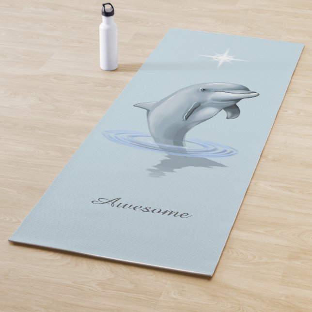 Tapis De Yoga Chic dauphin moderne et écriture sur fond bleu cla (En situation)