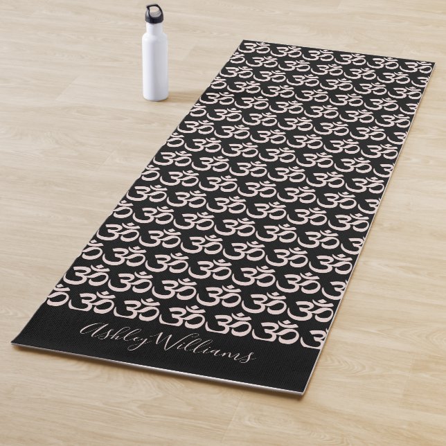 Tapis De Yoga Chic Monogram Pastel Rose Om Symbole Motif Noir (En situation)