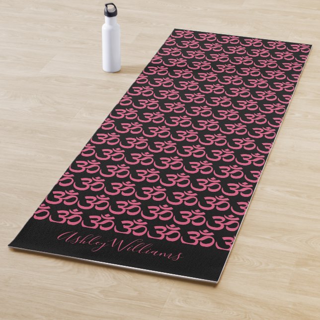 Tapis De Yoga Chic Monogramme Hot rose Om Symbole Motif noir (En situation)
