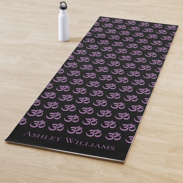 Tapis De Yoga Chic Monogramme Violet Om Symbole Motif Yoga noir (En situation)