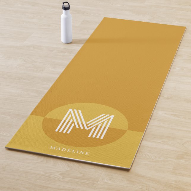 Tapis De Yoga Chic moutarde jaune géométrique Monogramme moderne (En situation)