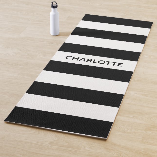 Tapis De Yoga Chic rayures noir et blanc nom personnalisé monogr (En situation)
