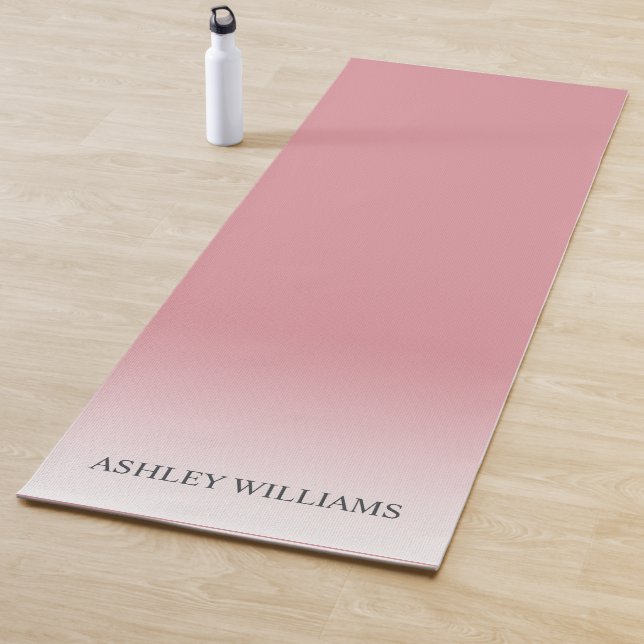Tapis De Yoga Chic Script Monogramme Dusty Rose rose Ombre (En situation)