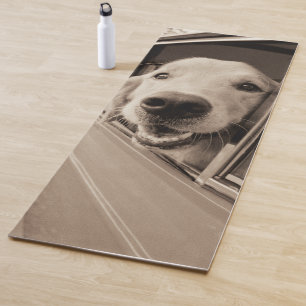 Tapis De Yoga Chien jetant un coup d'oeil une fenêtre de voitur