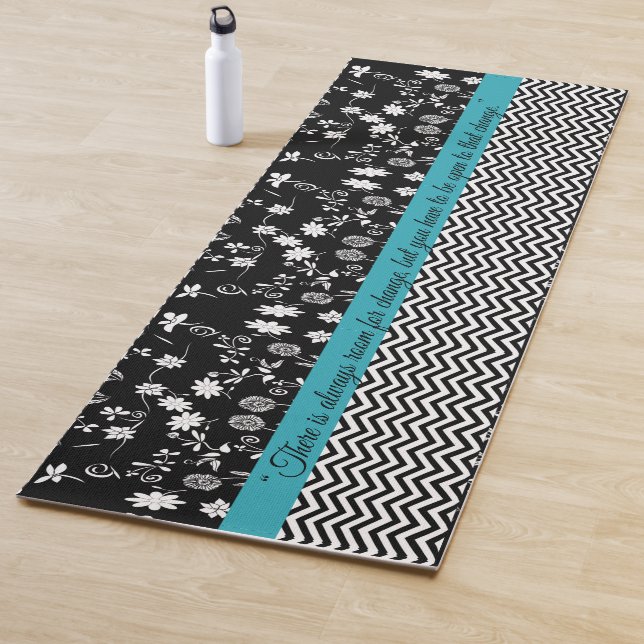 Tapis De Yoga Citation inspirante Mat de Yoga bleu et noir flora (En situation)
