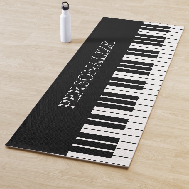 Tapis De Yoga Clés de piano noir et blanc Nom personnalisé yoga  (En situation)