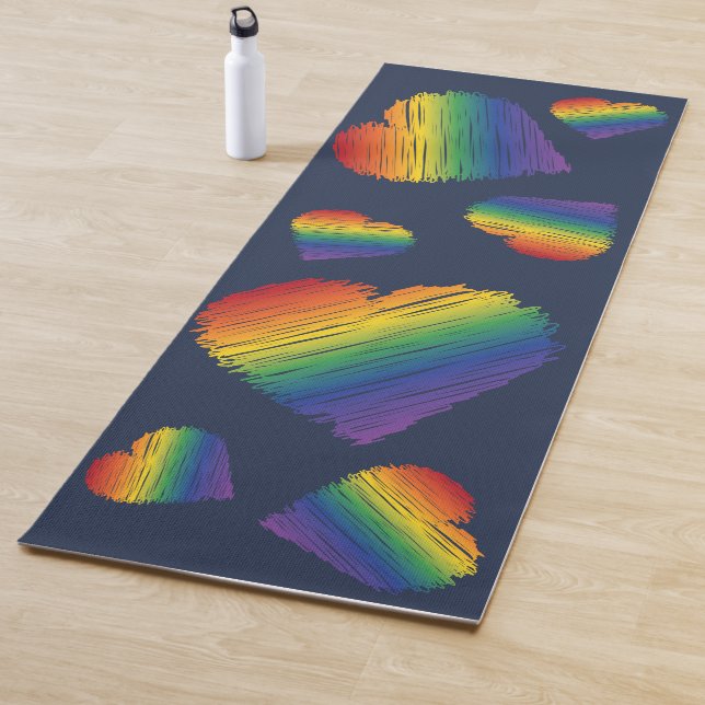 Tapis De Yoga Coeurs de gribouillis arc-en-ciel (En situation)