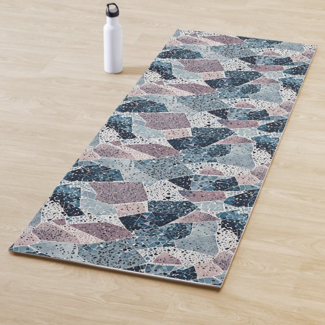 Tapis De Yoga Conception abstraite de terrazzo bleu et mauve (En situation)