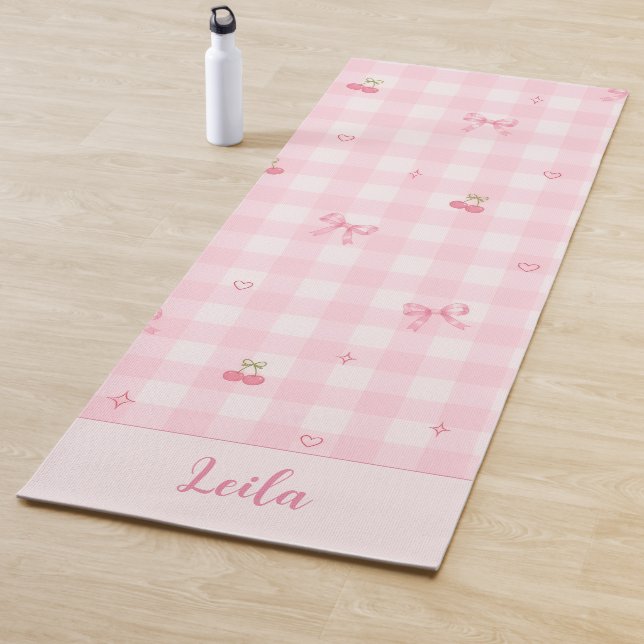 Tapis De Yoga Conception de nom de script à nœud cerise en vichy (En situation)