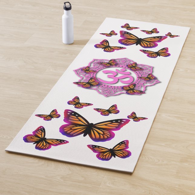 Tapis De Yoga Conception mandala ohm rose avec papillons Monarch (En situation)