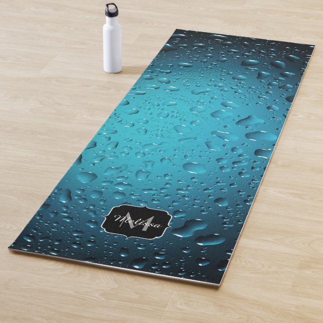 Tapis De Yoga Cool élégant Bleu gouttes d'eau Monogramme (En situation)