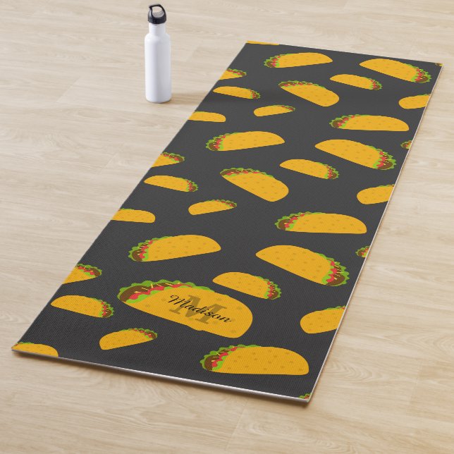 Tapis De Yoga Cool et amusant yummy taco motif Monogramme (En situation)