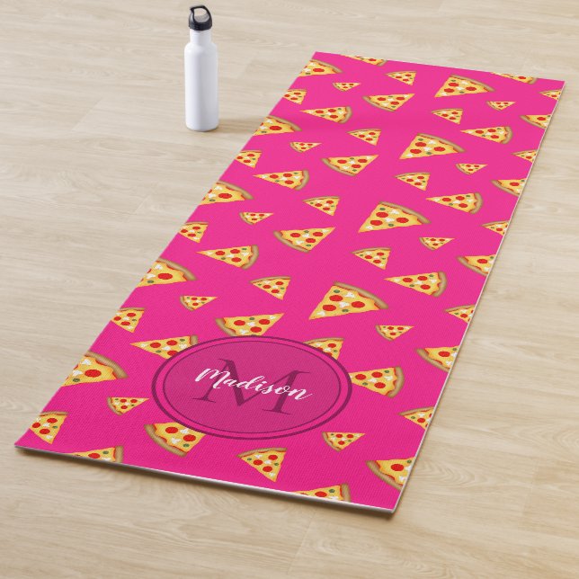Tapis De Yoga Cool fun pizza tranches motif Monogram rose chaud  (En situation)