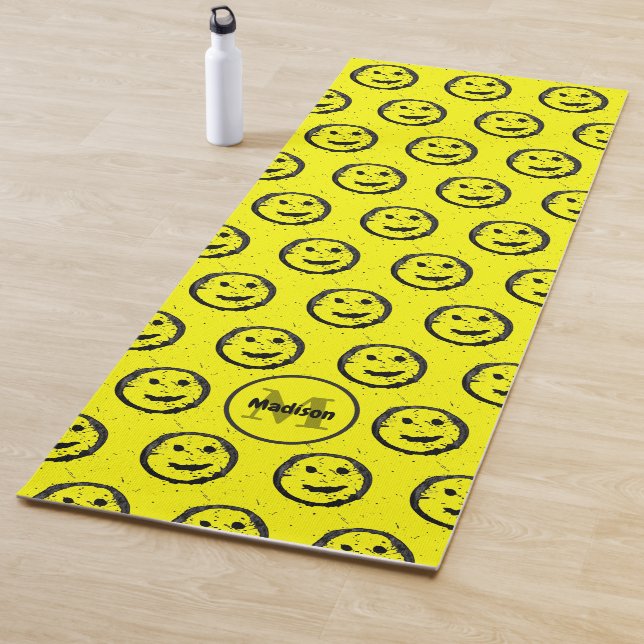 Tapis De Yoga Cool Happy Smiling face motif jaune Monogramme (En situation)