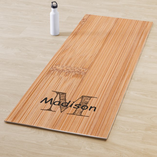Tapis De Yoga Cool imprimé bois de bambou brun clair Monogramme (En situation)