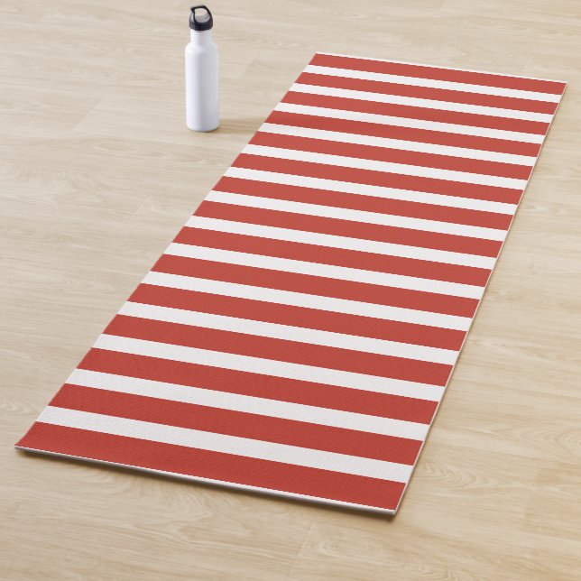 Tapis De Yoga Cool rayures rétro rouges et blanches  (En situation)
