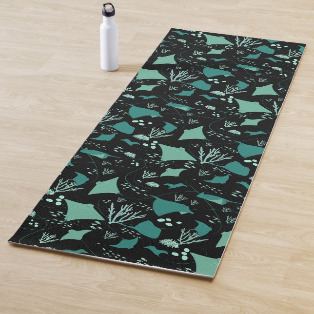 Tapis De Yoga Cool Stingrays bleu noir Motif aquatique (En situation)