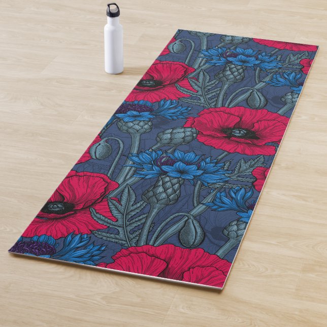 Tapis De Yoga Coquelicots rouges et fleurs bleues sur bleu (En situation)