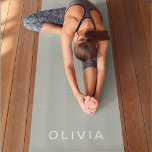 Tapis De Yoga Couleur de cendre verte personnalisée personnalisé<br><div class="desc">Élevez votre pratique de yoga avec ce tapis de yoga personnalisé couleur cendres vertes. Doté d'un ton vert serein et sophistiqué, ce tapis offre à la fois style et confort pour votre routine d'entraînement. La surface antidérapante assure stabilité et support pendant vos poses, tandis que le matériau durable et rembourré...</div>