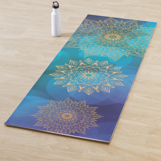 Tapis De Yoga Couleur d'eau bleue Boho Cosmique Golden Mandala (En situation)