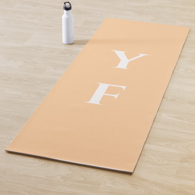 Tapis de yoga couleur pêche avec initiales de nom  (En situation)