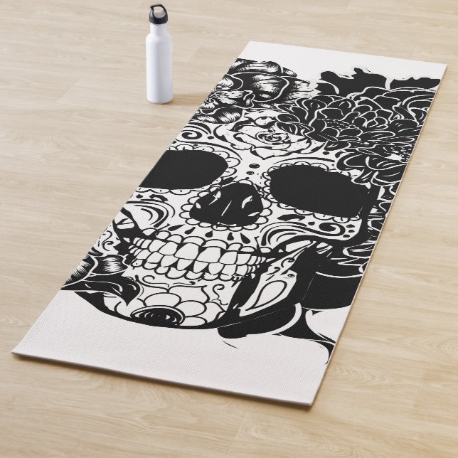 Tapis De Yoga Crâne à sucre avec fleurs en noir et blanc (En situation)