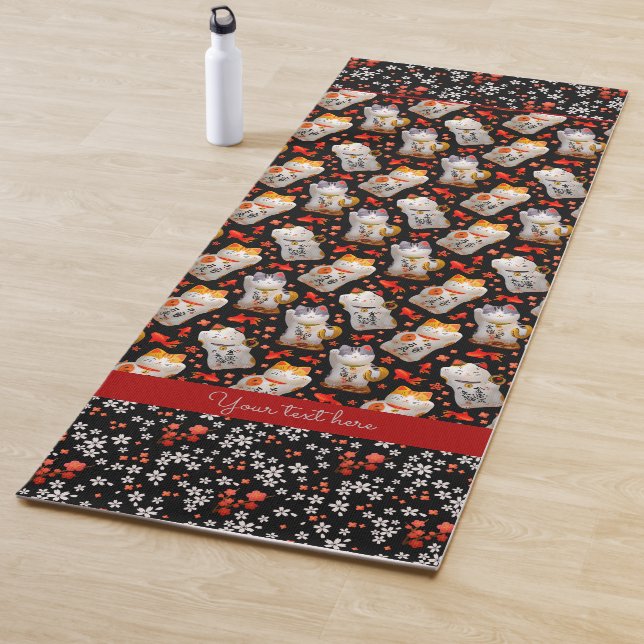 Tapis De Yoga Cute Noir et Rouge Japonais Chat chanceux (En situation)