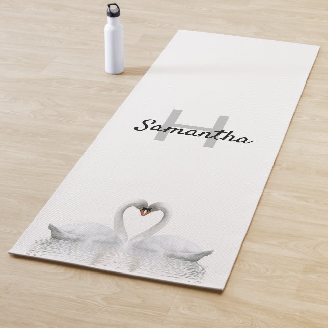 Tapis De Yoga Cygnes blancs aiment le monogramme du nom (En situation)