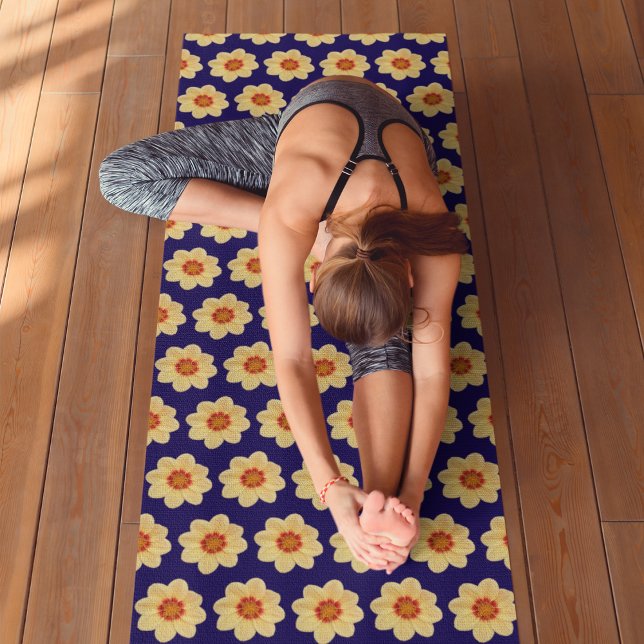 Tapis De Yoga Dahlia jaune motif floral sur bleu (In Situ (Person on Mat))