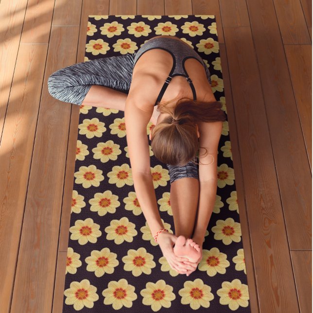 Tapis De Yoga Dahlia jaune motif floral sur noir (In Situ (Person on Mat))