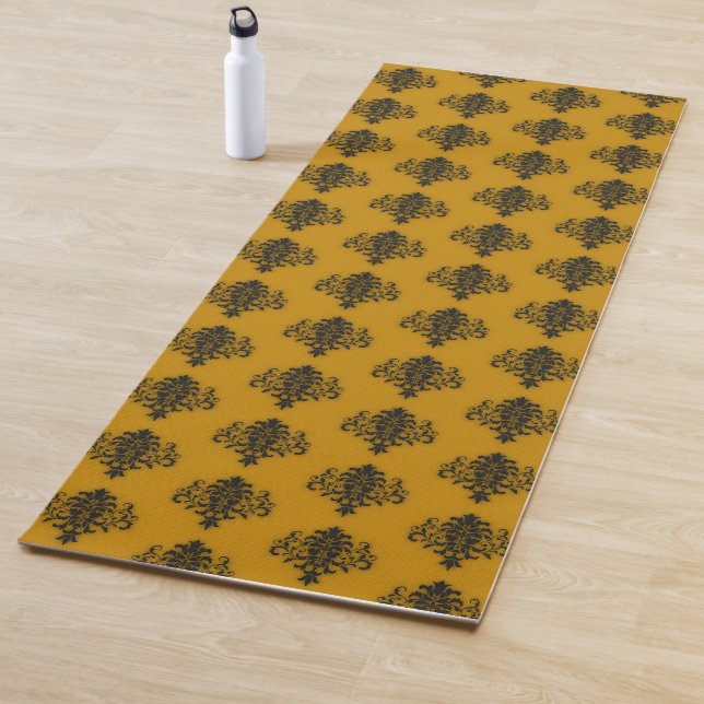 Tapis De Yoga Damas noir sur motif jaune moutarde (En situation)
