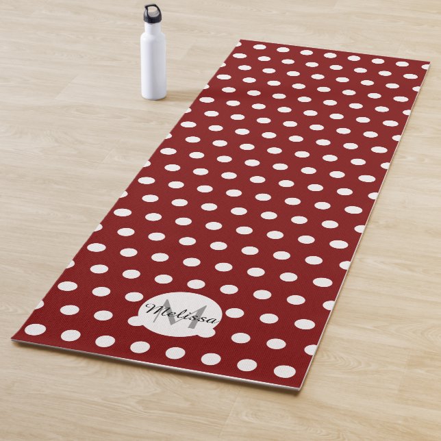 Tapis De Yoga Dark red and white polka dots pattern Monogram (En situation)
