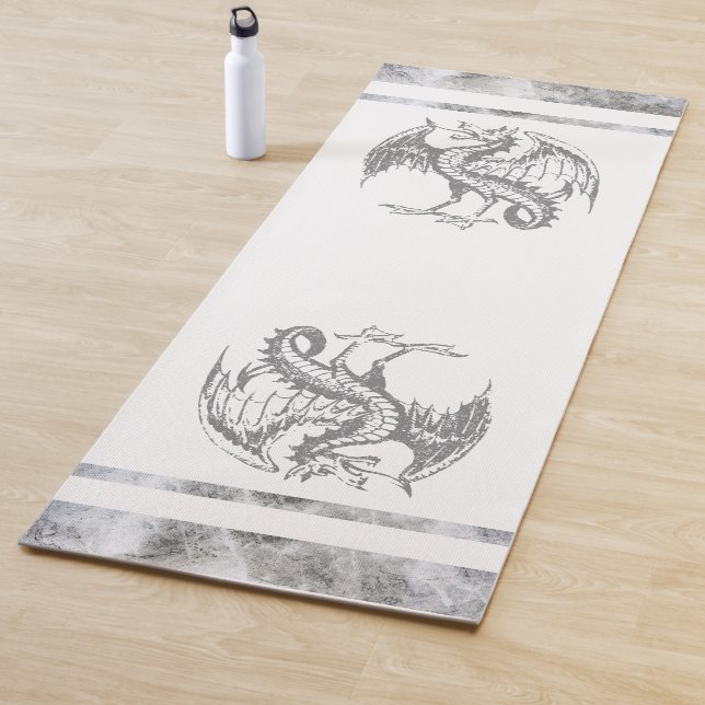 Tapis de yoga de dragon sauvage gris et blanc (En situation)