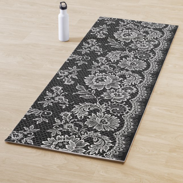 Tapis De Yoga Dentelle Blanche Sur Fond Noir (En situation)