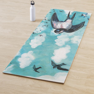 Tapis De Yoga Des hirondelles volent au-dessus du ciel bleu nuag