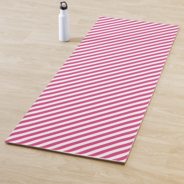 Tapis De Yoga Diagonal pink and white stripes pattern (En situation)