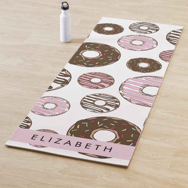 Tapis De Yoga Donuts Roses, Donuts Brown, Sprinkings, Votre Nom (En situation)