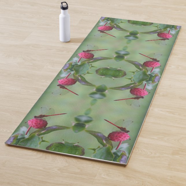 Tapis De Yoga Dragonfly Rouge sur le Fruit de Dogwood Abstrait (En situation)