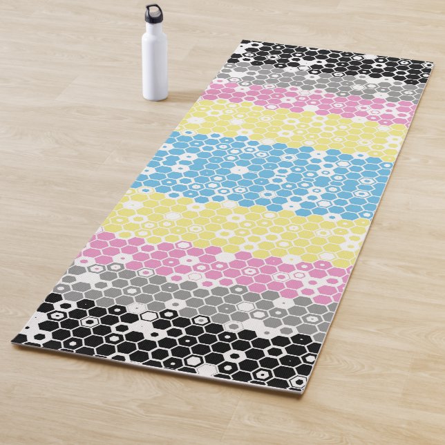 Tapis De Yoga Drapeau de fierté polygender abstrait géométrique  (En situation)