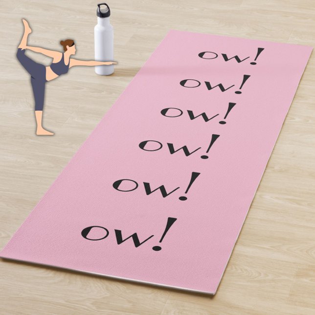 Tapis De Yoga Drôle Rose "Ow !" Typographie moderne Plaisanterie (Add fun to your yoga or exercise routine with this funny pink "ow!" yoga mat!)