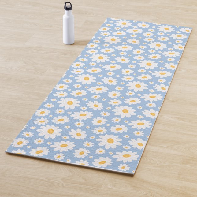 Tapis De Yoga Dusty Blue Hand Drawn Daisy Pattern (En situation)