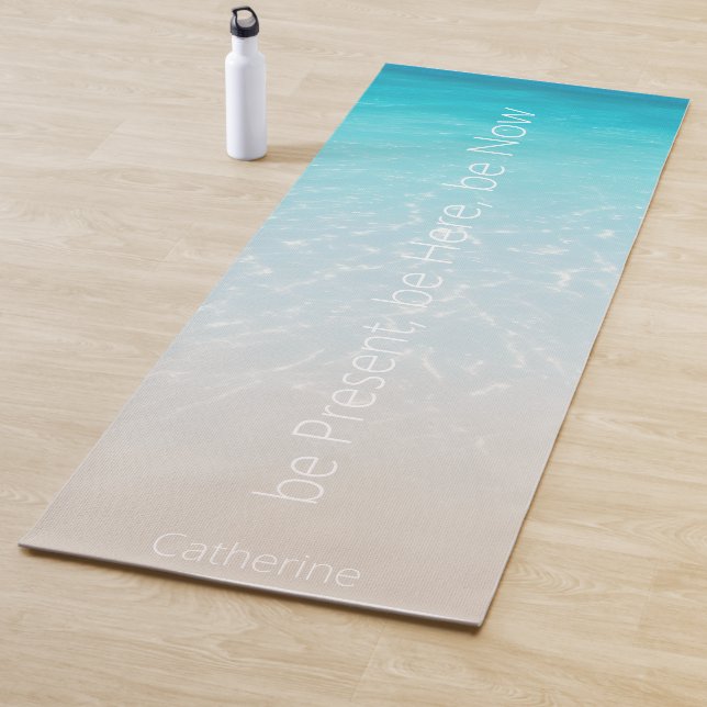 Tapis De Yoga Eau de sable de mer personnalisée (En situation)