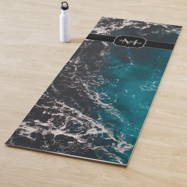 Tapis De Yoga Eau sombre noir bleu mousse ondulée Monogramme (En situation)